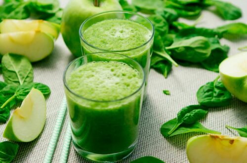 Fresh green smoothie with apples and spinach, perfect for a healthy refreshment.